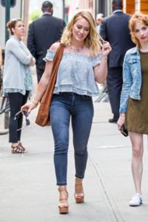 Hilary Duff feet photo thumbnail