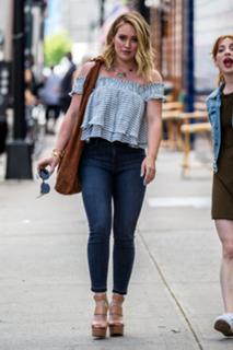 Hilary Duff feet photo thumbnail