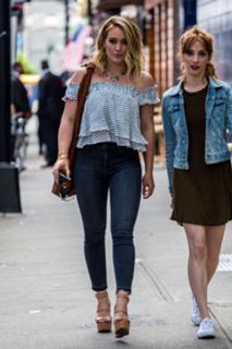 Hilary Duff feet photo thumbnail