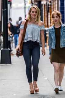 Hilary Duff feet photo thumbnail
