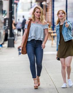 Hilary Duff feet photo thumbnail