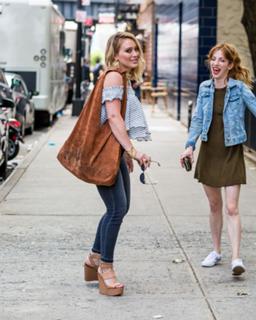 Hilary Duff feet photo thumbnail