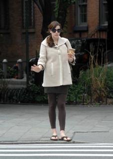 Liv Tyler feet photo thumbnail
