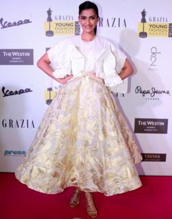 Sonam Kapoor feet photo thumbnail