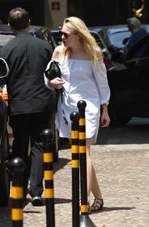 Dakota Fanning feet photo thumbnail