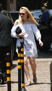 Dakota Fanning feet photo thumbnail