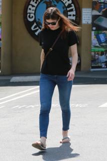 Alexandra Daddario feet photo thumbnail