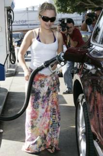Hayden Panettiere feet photo thumbnail