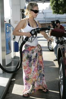 Hayden Panettiere feet photo thumbnail