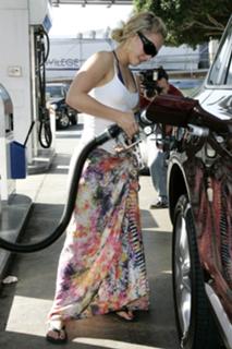 Hayden Panettiere feet photo thumbnail
