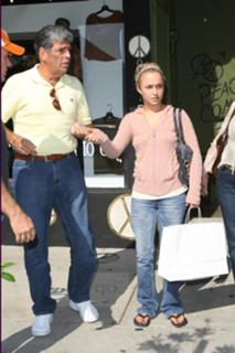 Hayden Panettiere feet photo thumbnail