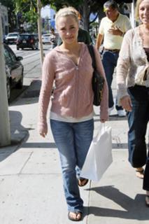 Hayden Panettiere feet photo thumbnail