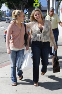 Hayden Panettiere feet photo thumbnail