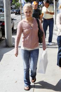 Hayden Panettiere feet photo thumbnail