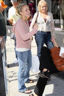 Hayden Panettiere feet photo thumbnail