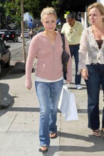 Hayden Panettiere feet photo thumbnail