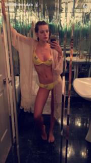 Bella Thorne feet photo thumbnail