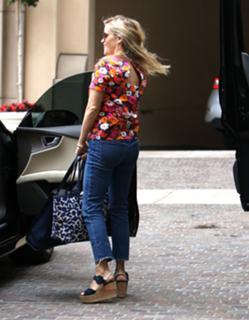 Reese Witherspoon feet photo thumbnail