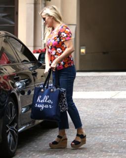 Reese Witherspoon feet photo thumbnail