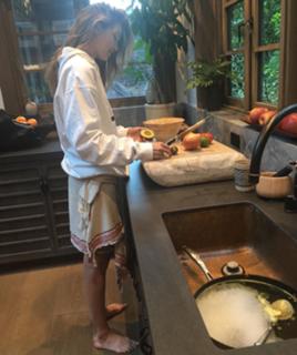 Gigi Hadid feet photo thumbnail