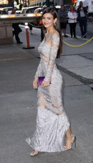 Victoria Justice feet photo thumbnail