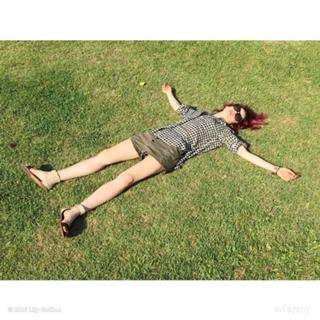 Lily Collins feet photo thumbnail