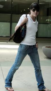 Selma Blair feet photo thumbnail