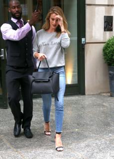 Rosie Huntington-Whiteley feet photo thumbnail