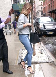 Rosie Huntington-Whiteley feet photo thumbnail