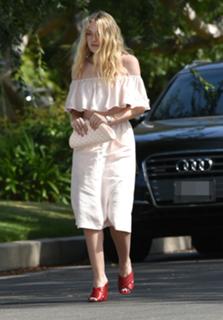 Dakota Fanning feet photo thumbnail