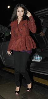 Selena Gomez feet photo thumbnail