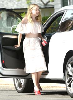 Dakota Fanning feet photo thumbnail