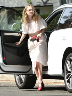 Dakota Fanning feet photo thumbnail