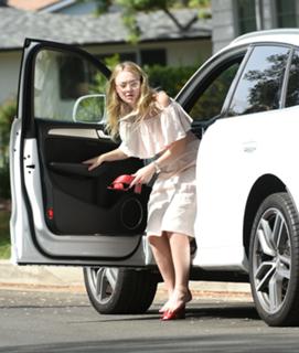 Dakota Fanning feet photo thumbnail