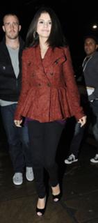Selena Gomez feet photo thumbnail