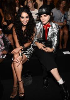 Vanessa Hudgens feet photo thumbnail