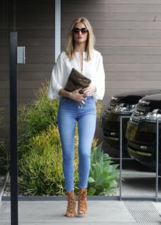 Rosie Huntington-Whiteley feet photo thumbnail