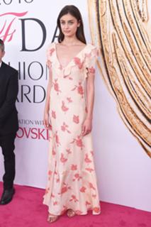 Taylor Hill feet photo thumbnail