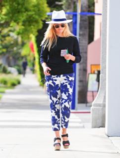 Reese Witherspoon feet photo thumbnail