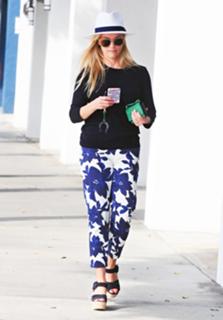 Reese Witherspoon feet photo thumbnail