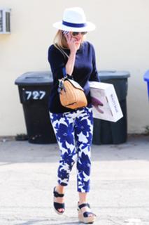 Reese Witherspoon feet photo thumbnail