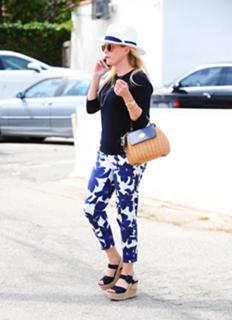 Reese Witherspoon feet photo thumbnail