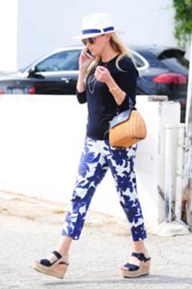 Reese Witherspoon feet photo thumbnail