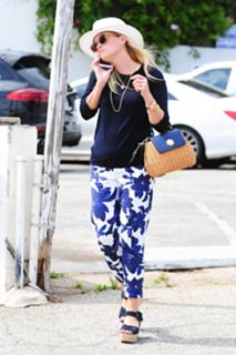 Reese Witherspoon feet photo thumbnail