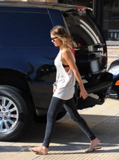 Jessica Alba feet photo thumbnail