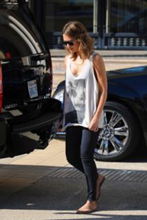 Jessica Alba feet photo thumbnail