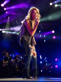 Carrie Underwood feet photo thumbnail