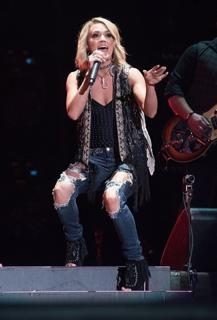 Carrie Underwood feet photo thumbnail
