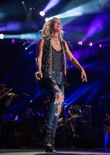 Carrie Underwood feet photo thumbnail