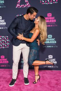 Jessie James Decker feet photo thumbnail